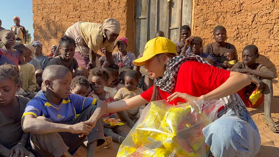Hé lộ số tiền quỹ 'khủng' hoa hậu Thùy Tiên tự bỏ ra trong chuyến từ thiện ở Châu Phi - Ảnh 2